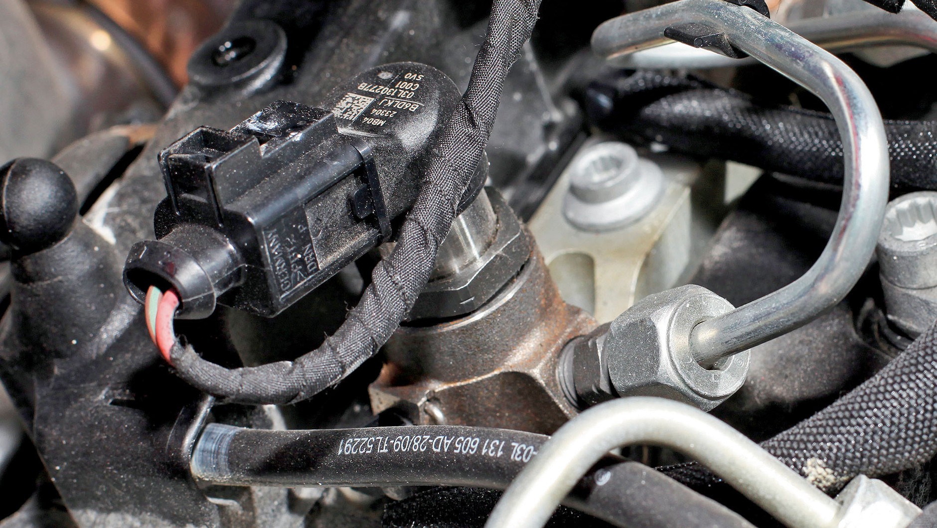 Uszkodzenia wtryskiwaczy to następstwo stosowania paliwa o niskiej jakości – taką odpowiedź usłyszeliśmy z ust większości mechaników. Podkreślali też, że piezoelektryczne wtryskiwacze silnika 1.6 TDI są znacznie wrażliwsze na czynniki zewnętrzne w porównaniu z motorem 2.0 TDI wyposażonym we wtrysk CR.