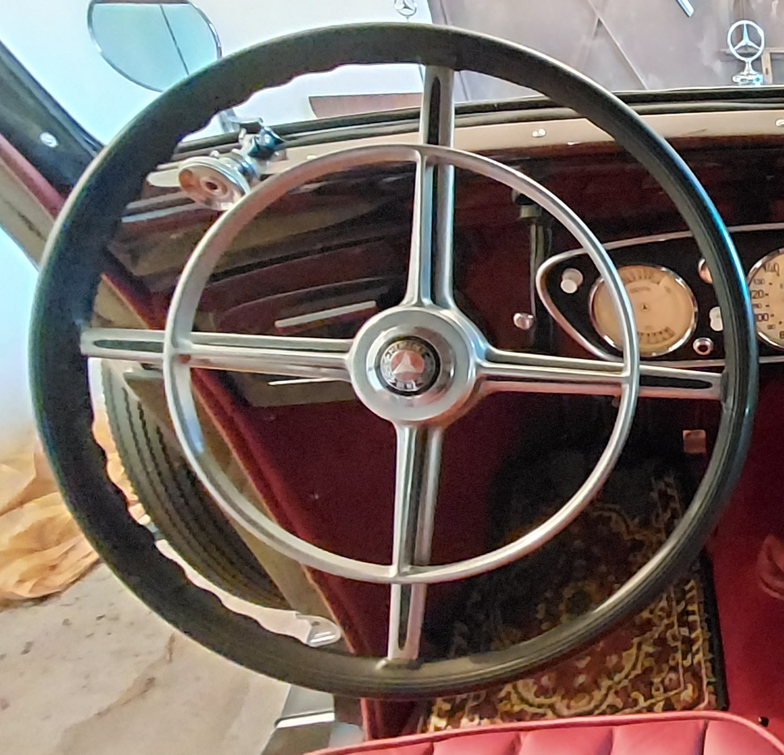 Mercedes 230 z 1937 r. Kierownica z pierścieniem klaksonu