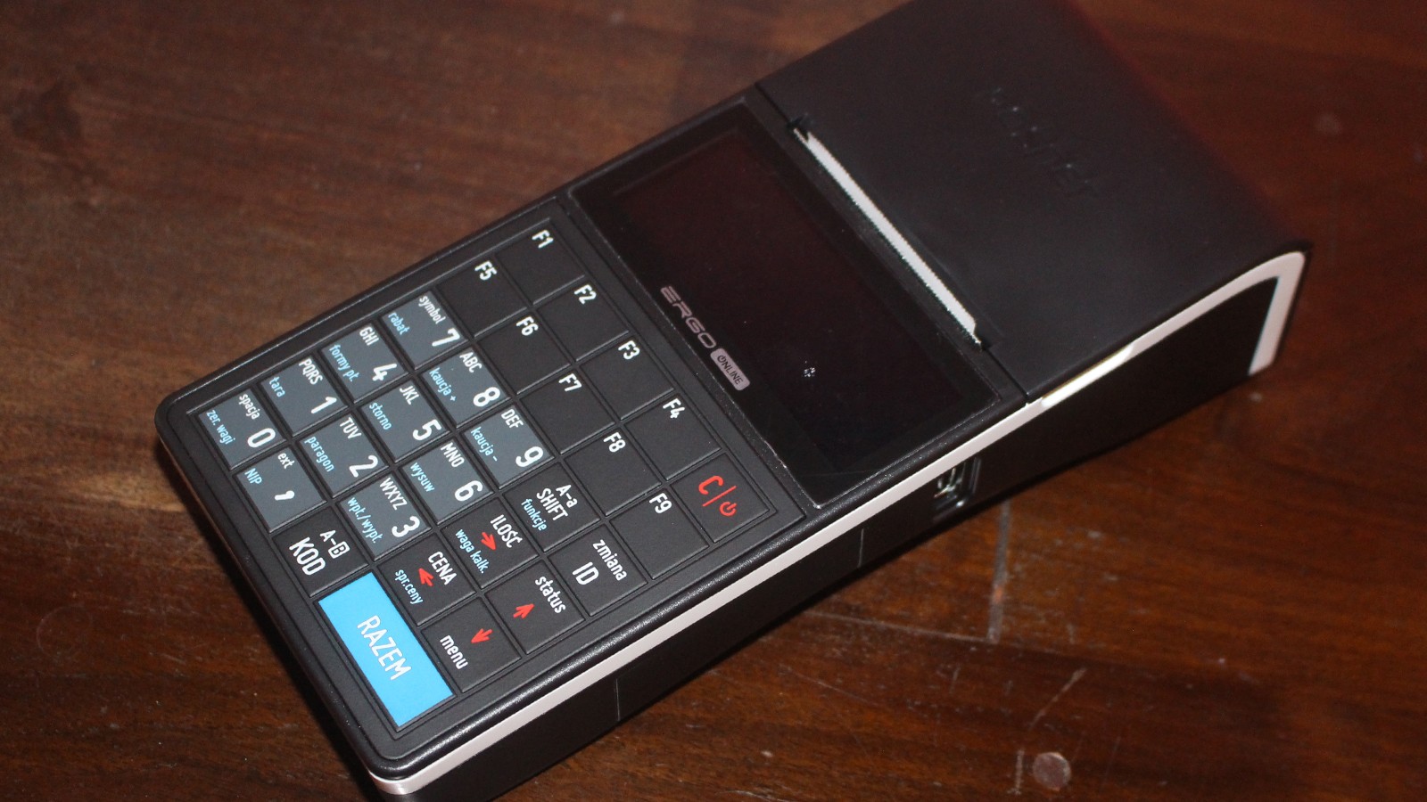 Koszt kasy on-line w dużej mierze zależy od systemu łączności, najtańsze (co niestety nie znaczy tanie) są kasy wymagające połączenia kablem z komputerem.