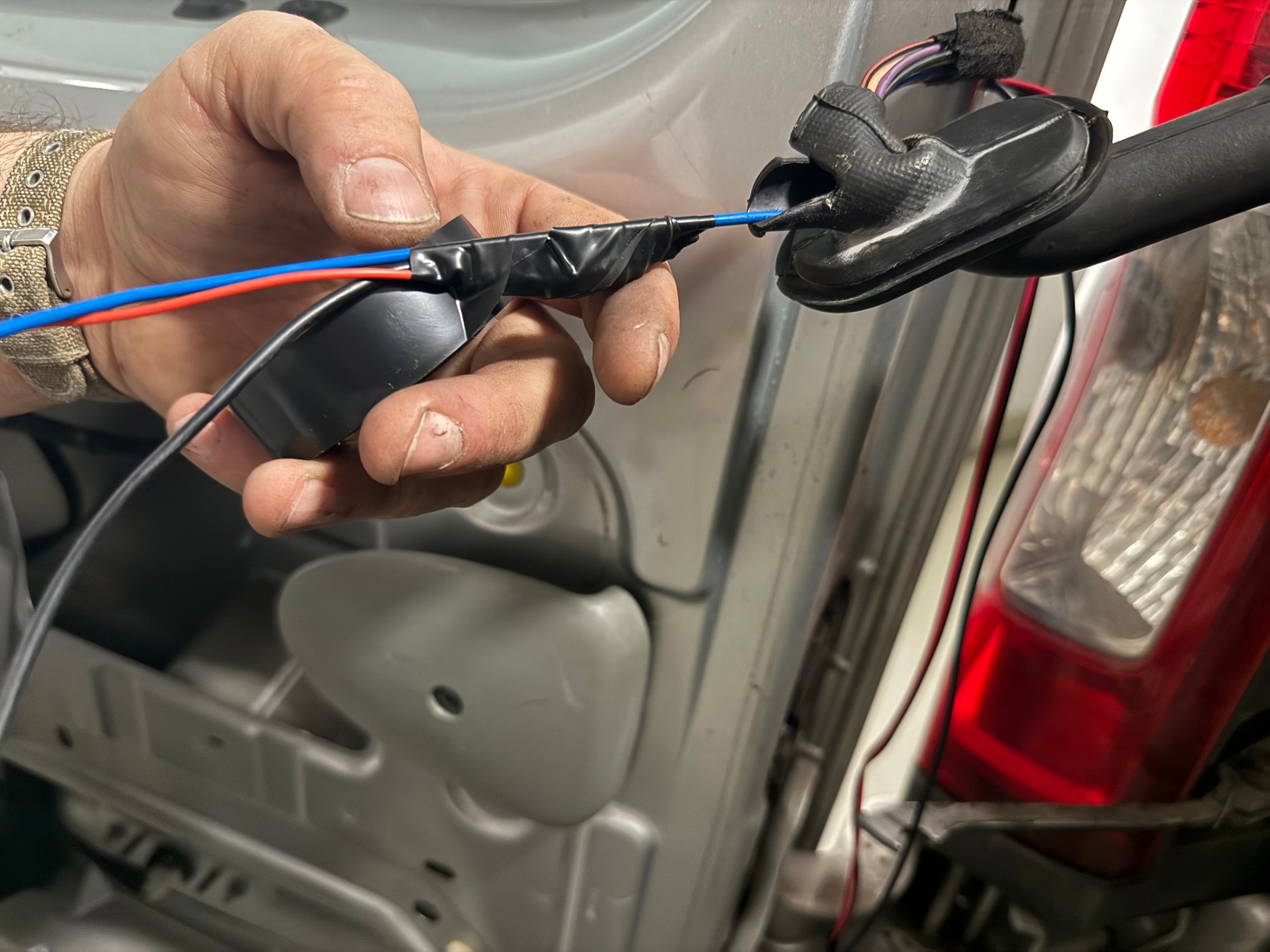 To spory problem, aby przeprowadzić masywną wtyczkę przez peszel wypełniony już okablowaniem