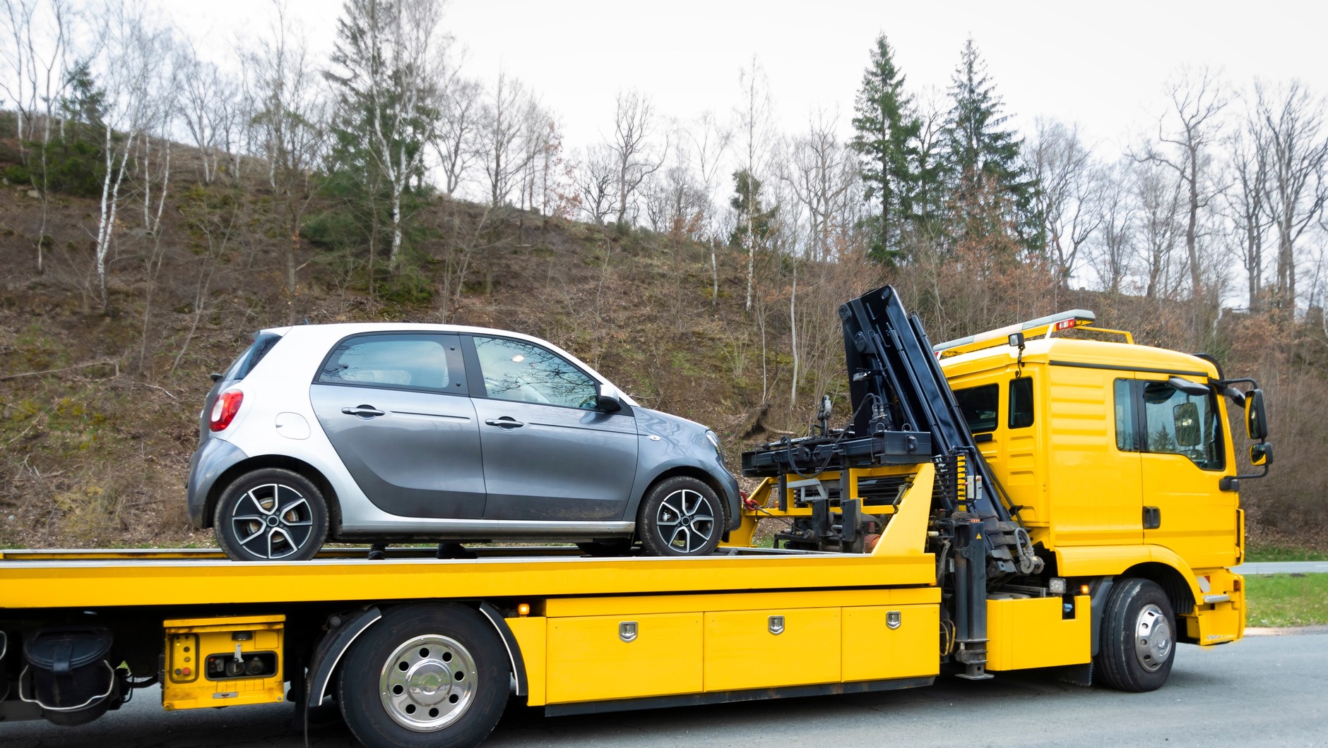 Zwiezienie samochodu z rozładowanym akumulatorem z autostrady może być kosztowne – zdjęcie ilustracyjne