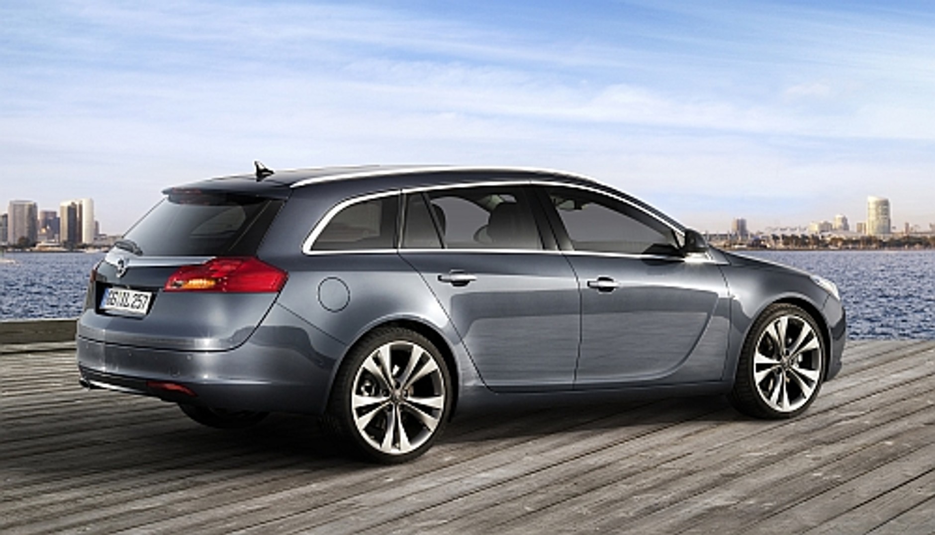 Opel Insignia Sports Tourer, kombi w sportowym garniturze