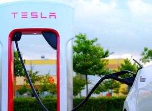 Tesla na zjeździe, rekordowe spadki na kluczowych rynkach. Szok w Niemczech