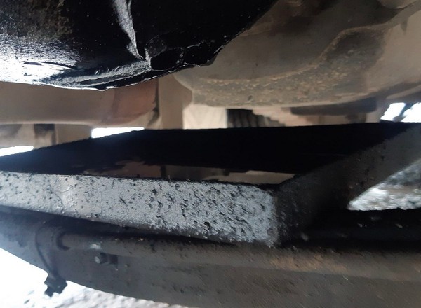 Ciekną płyny eksploatacyjne? Sprawę załatwi… blacha do ciasta
