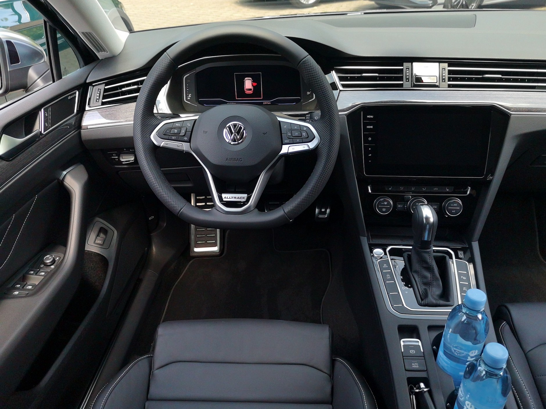 Deska rozdzielcza (niemal) bez zmian: nieco mniejszy wirtualny kokpit (zegary) przed kierowcą, większa wnęka na telefon. Bez zmian wyświetlacz head-up na plastikowej płytce, co akurat  wielu zniechęci, by za niego dopłacić