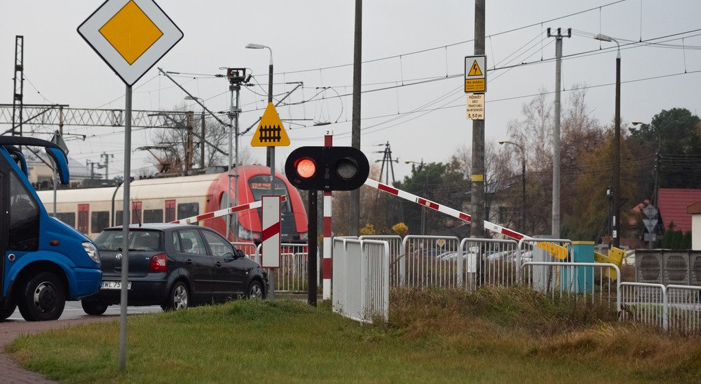 Przejazd kolejowo-drogowy - zdjęcie ilustracyjne