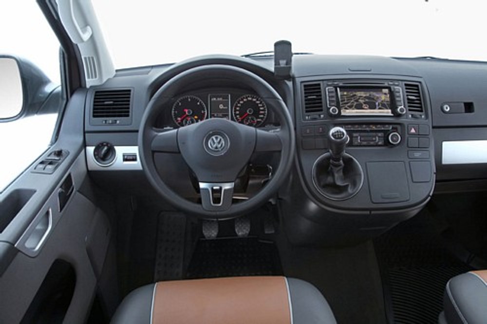 Volkswagen T5 4motion - mimo upływu 10 lat od zakończenia produkcji, wnętrz wciąż wygląda dobrze.