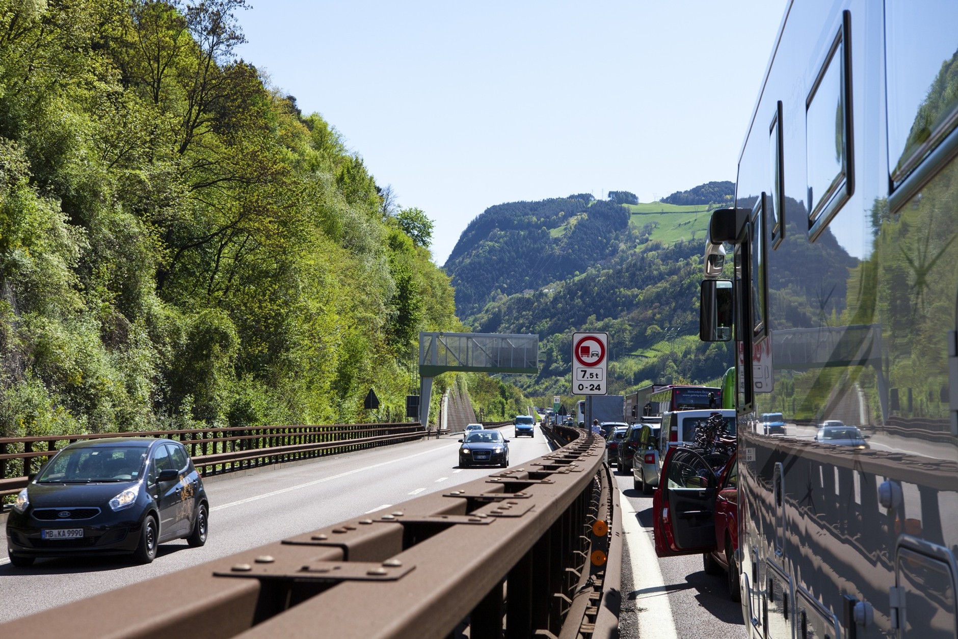 Zakorkowana austriacka autostrada na wysokości przełęczy Brenner