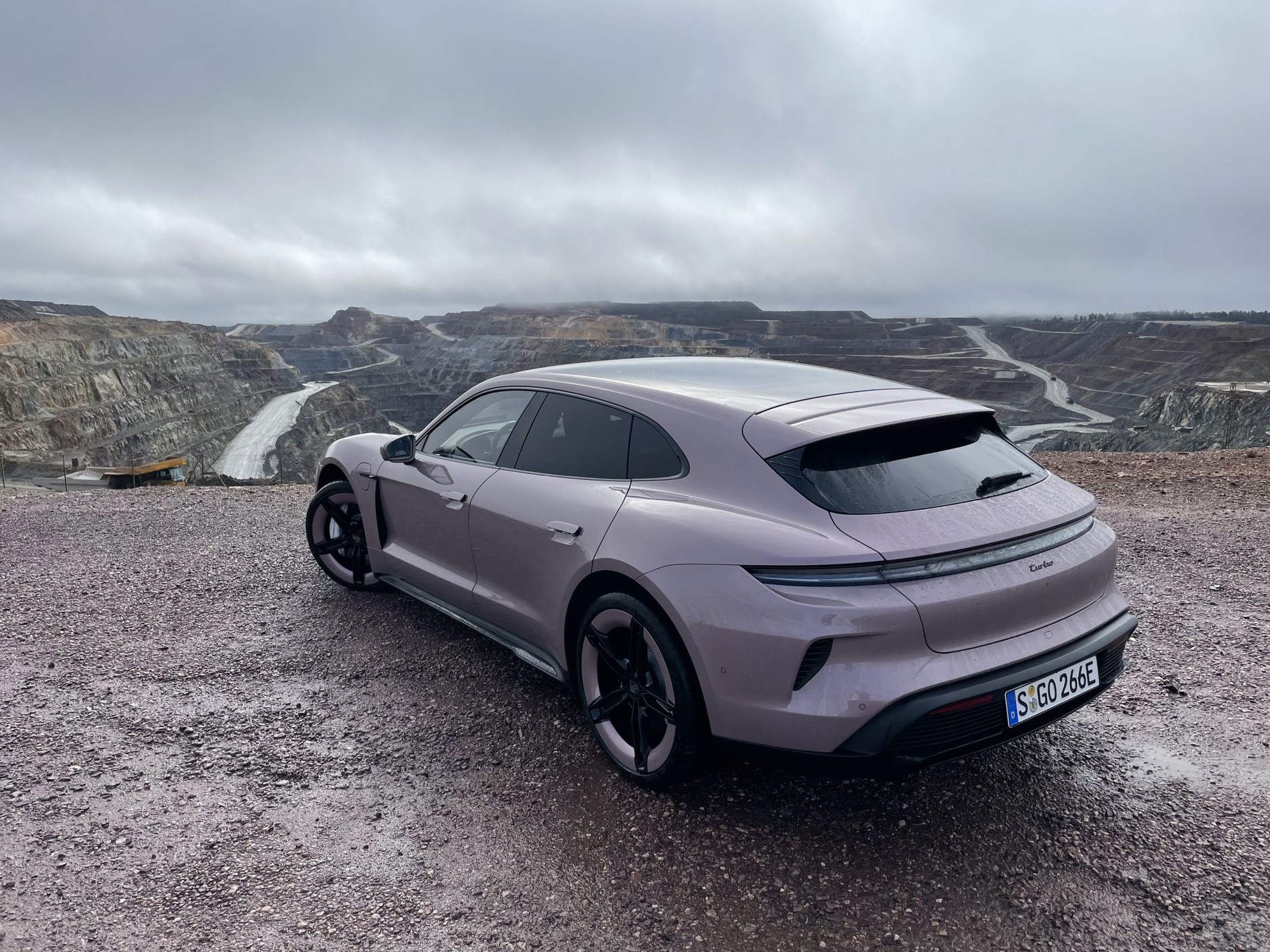 Do takiego księżycowego krajobrazu Porsche Taycan pasuje jak ulał!