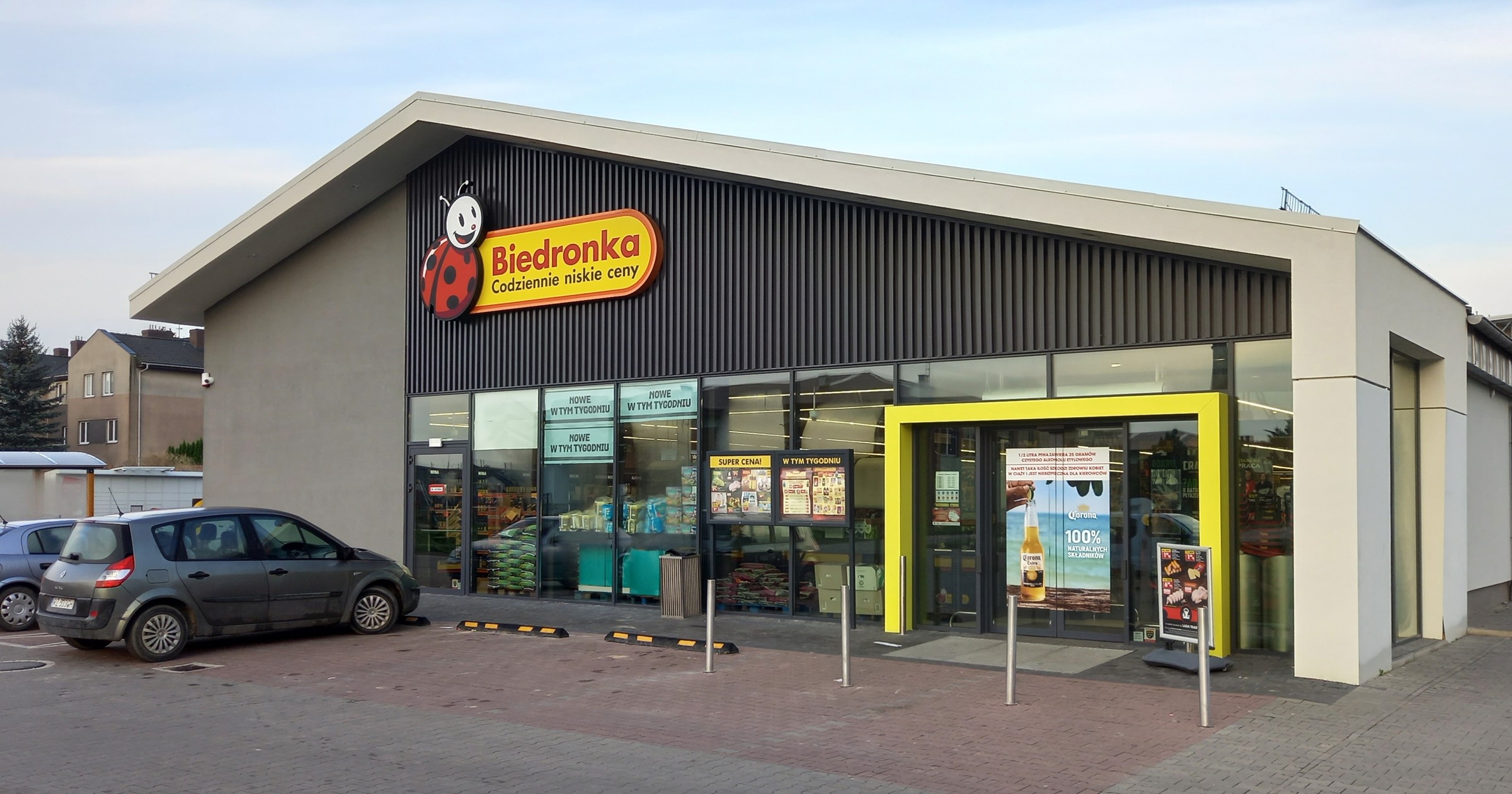 Parking pod sklepem Biedronka