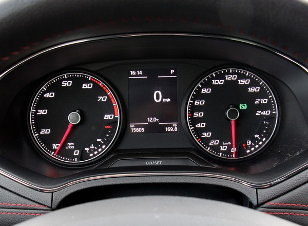 Jechały ponad 100 km/h w mieście, jedna z nich pochwaliła się tym w sieci