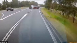 I nagle zobaczył przed sobą naczepę ciężarówki pędzącą pod prąd... Jest nagranie