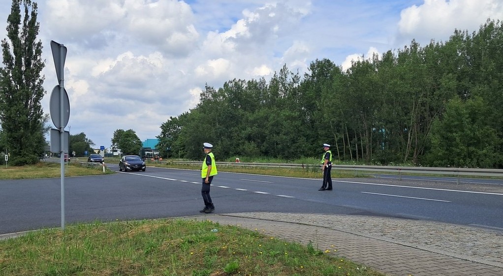 Policjanci zatrzymujący kierowców popełniających wykroczenia