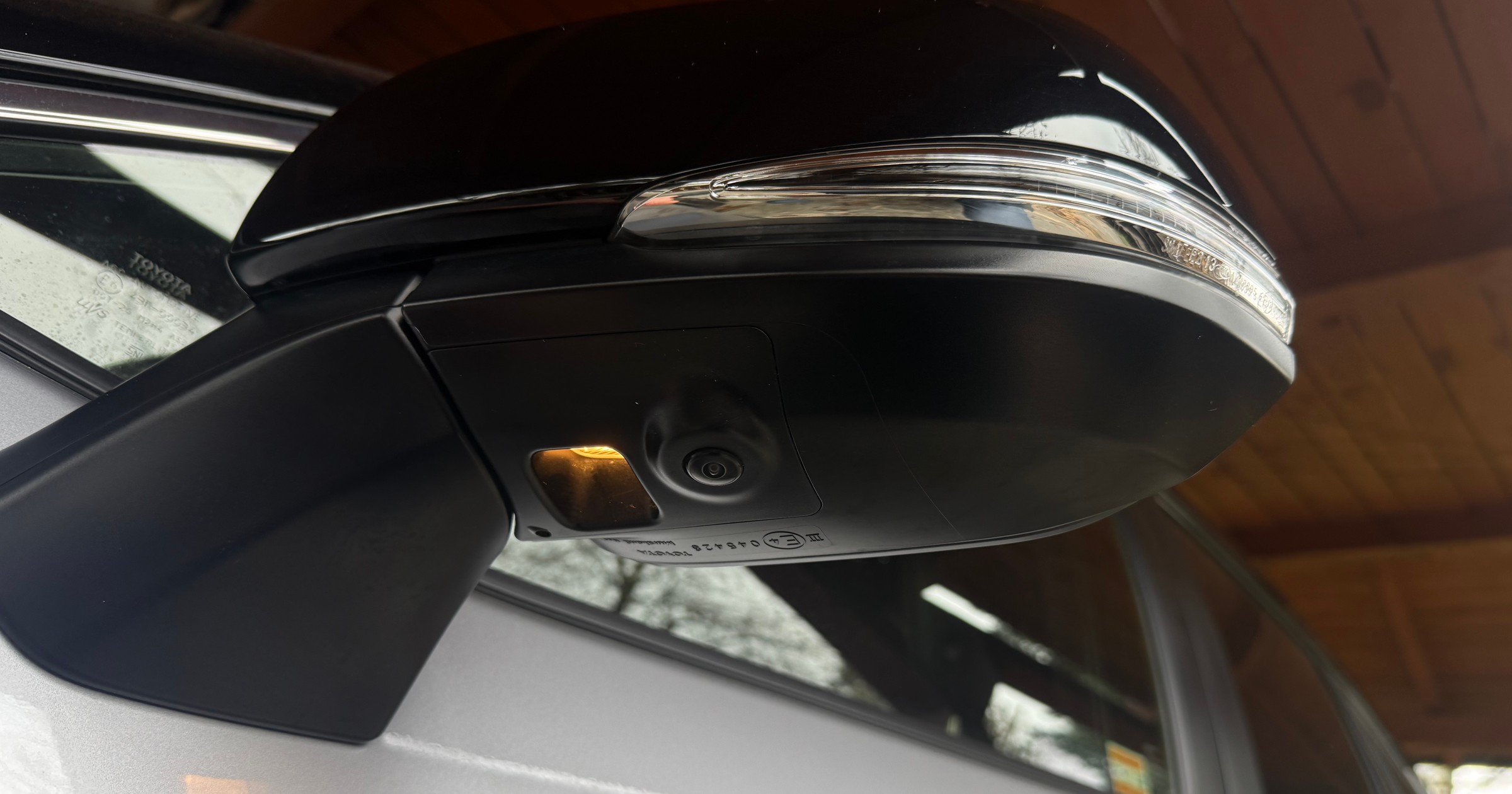 Lusterka w wielu samochodach składają się elektrycznie, przyciemnia, pochylają, mogą mieć zabudowanym kamerę i lampkę oświetlającą przestrzeń wokół auta