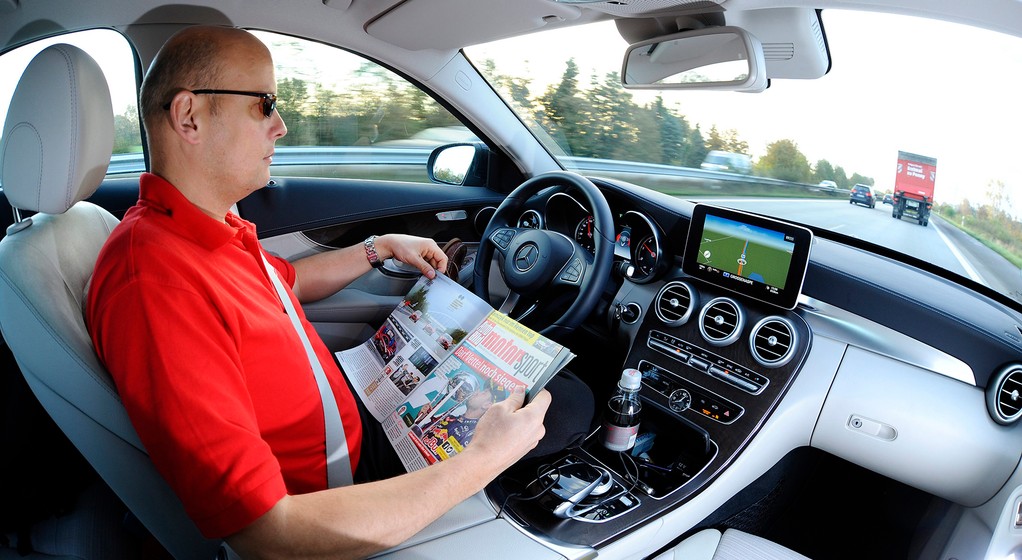 Czy autopilot usypia czujność kierowcy?