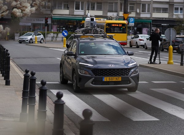 Tajemniczy samochód z kamerami na dachu na ulicach Warszawy. Ma specjalne zadanie