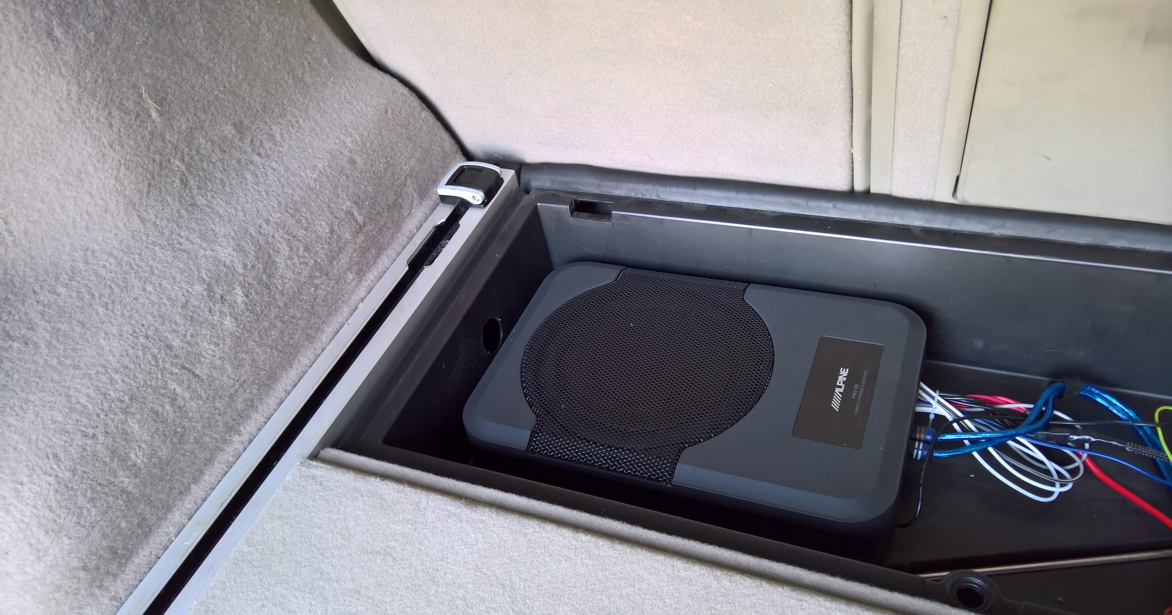 Alpine PWE-S8 pod podłogą