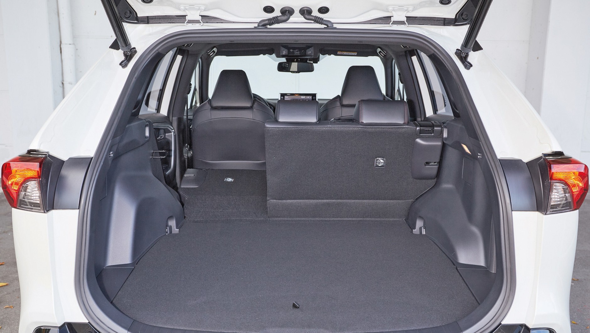 Suzuki Across 2.5 Plug-In Hybrid - bagażnik