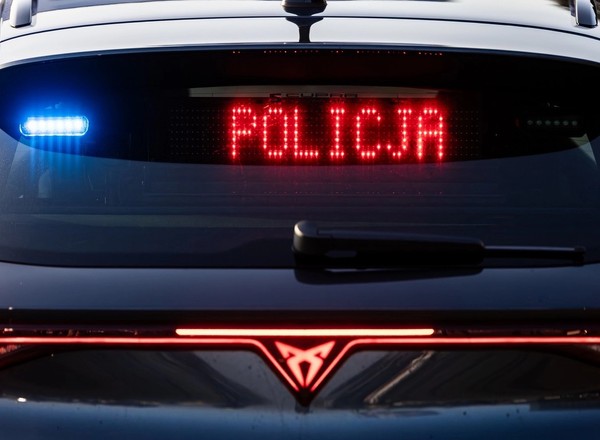 Takich nieoznakowanych radiowozów kierowcy się nie spodziewają. 333 KM, 4x4 i nowa marka