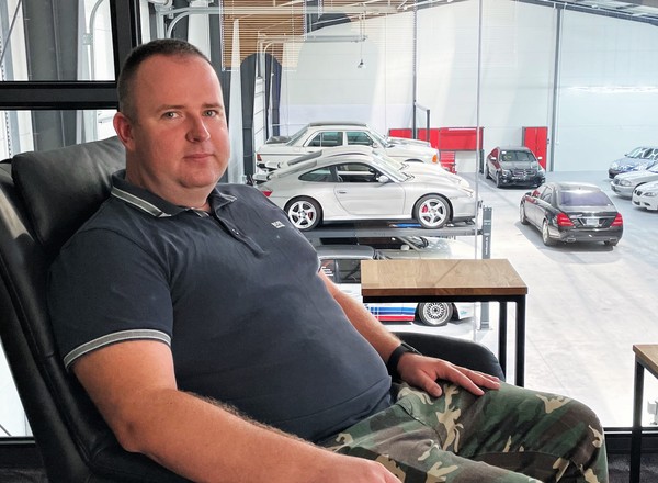 Biznesplan na spełnianie marzeń. Robert Michalski opowiada o handlu niezwykłymi autami