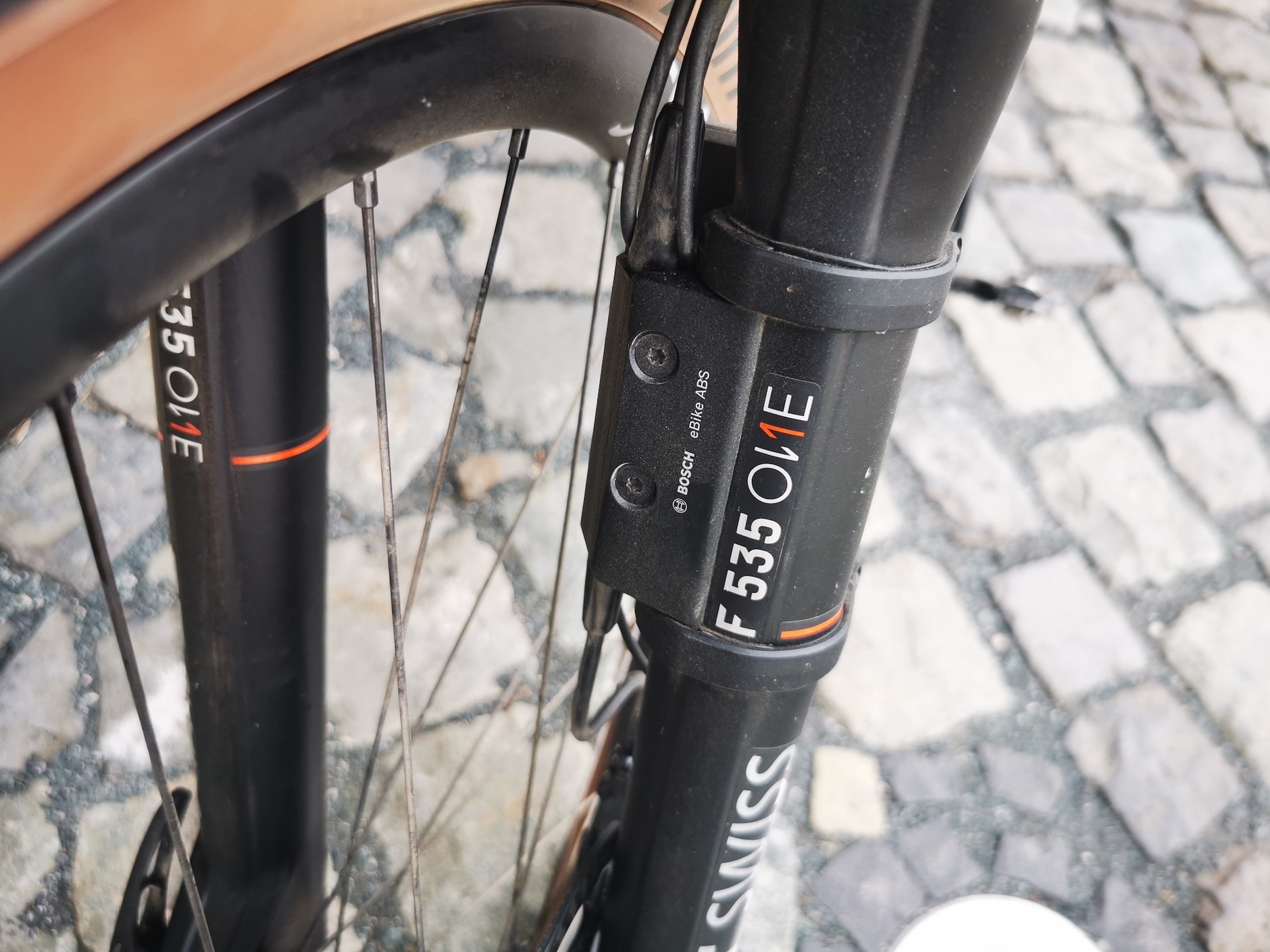 Jeszcze jedna nowość∂ w rowerach elektrycznych: układ ABS. Według analizy firmy Bosch taki układ może zmniejszyć liczbę wypadków o 29 proc. Chodzi nie tylko o wypadki na ulicy, ale też na szlaku