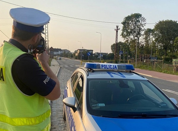 Jeden bez uprawnień, drugi z telefonem. Obaj trafią przed sąd