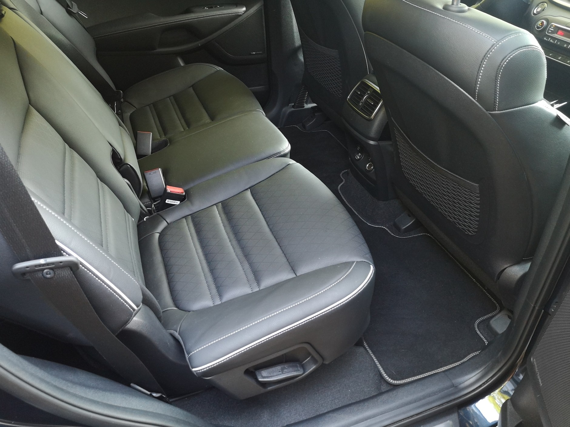 Kia Sorento 2.2 CRDI GT Line: w drugim rzędzie siedzeń miejsca jest dość nawet dla wysokich osób. Wygodnie podróżują dwie