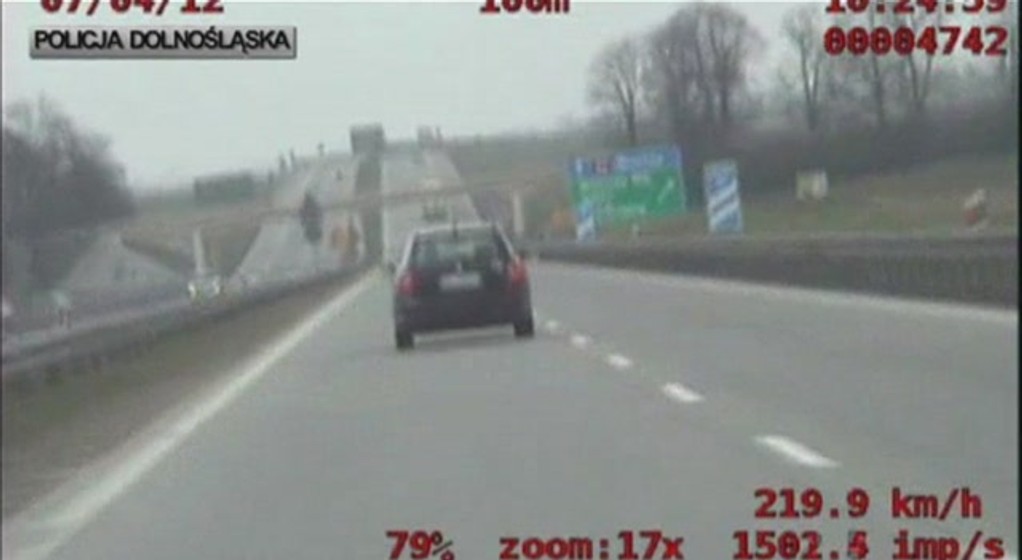 Przekroczenie prędkości o 100 km/h na drodze ekspresowej – to, zdaniem ministra Zbigniewa Ziobry – nie jest powód, by zatrzymywać karnie prawo jazdy