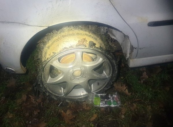 Jechał na samych felgach. Interweniowali świadkowie