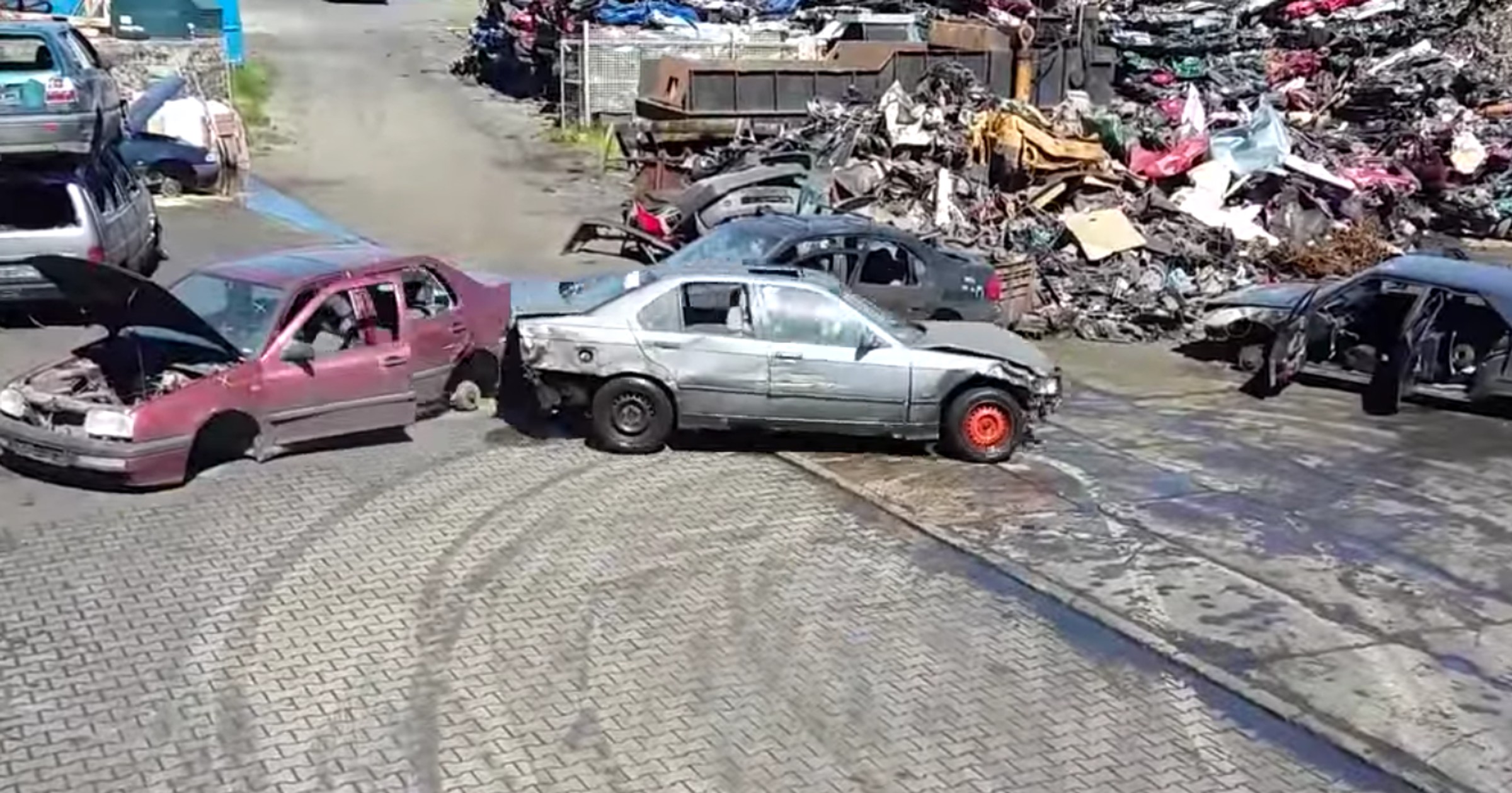 Zamykanie drzwi bokiem na raz...