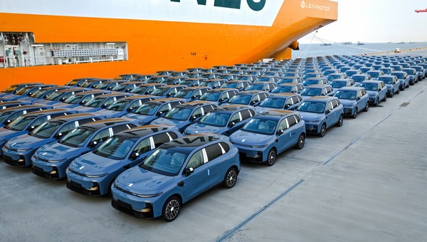 Chińskie auta Leapmotor B10 podczas załadunku na statek płynący do Europy