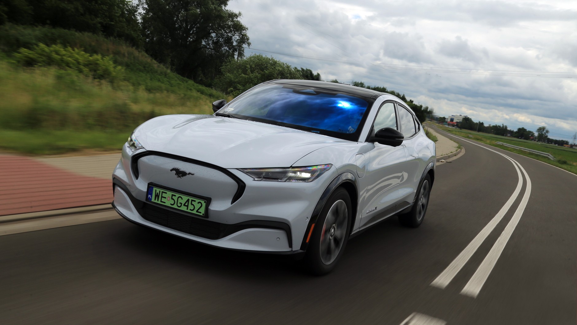 Mustang Mach-E ma dość sztywne zawieszenie, które wraz z bezpośrednim układem kierowniczym mogą spodobać się kierowcom lubiącym dynamiczną jazdę.