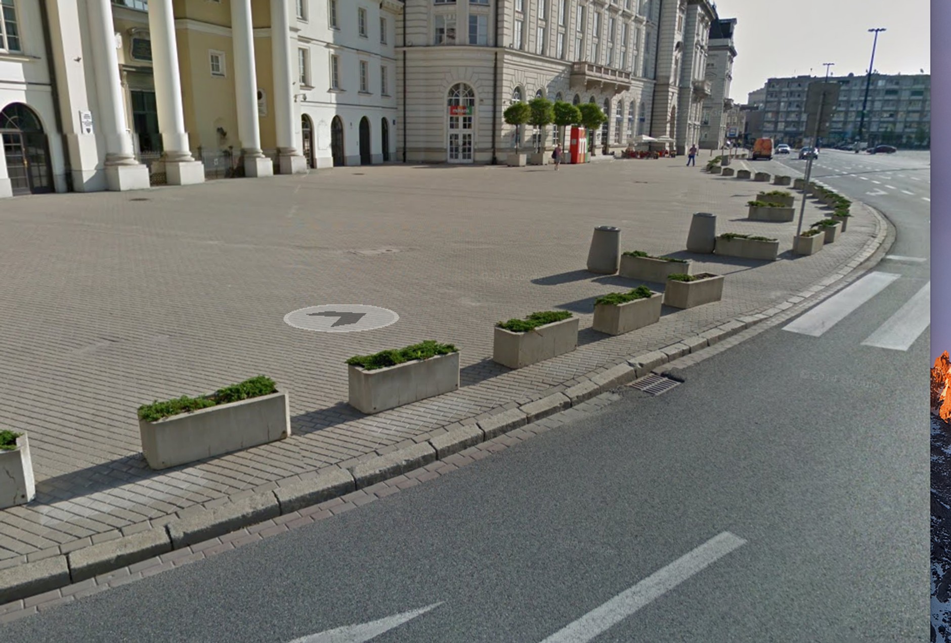 Były donice, dziś nie ma donic. Przeszkadzały w nielegalnym wjeżdżaniu na plac?