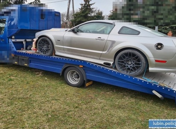 Kradziony Mustang prosto z lasu. Policja odzyskała też lawetę Mercedesa