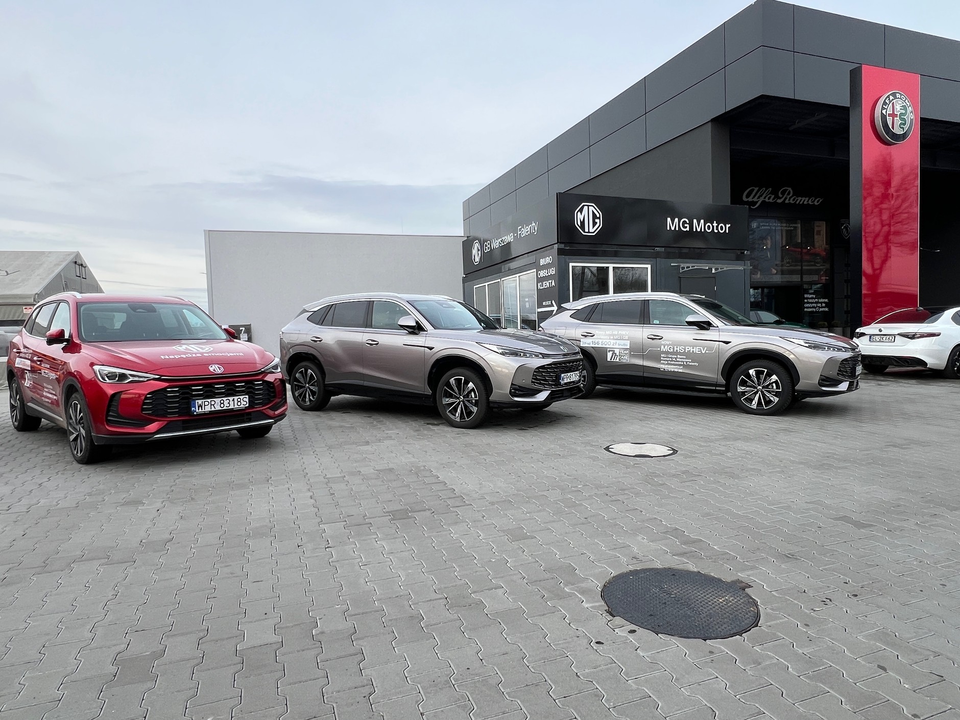 "Salon" MG w podwarszawskich Falentach kilka miesięcy temu – nieduży kontener przyklejony do salonu Alfy. Dziś to wygląda zupełnie inaczej 