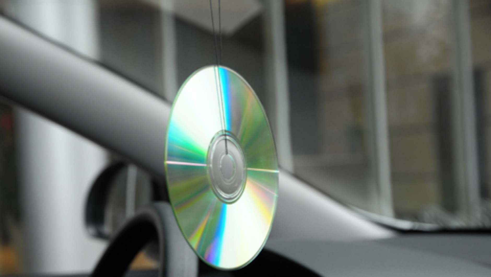 Płyta CD pod lusterkiem
