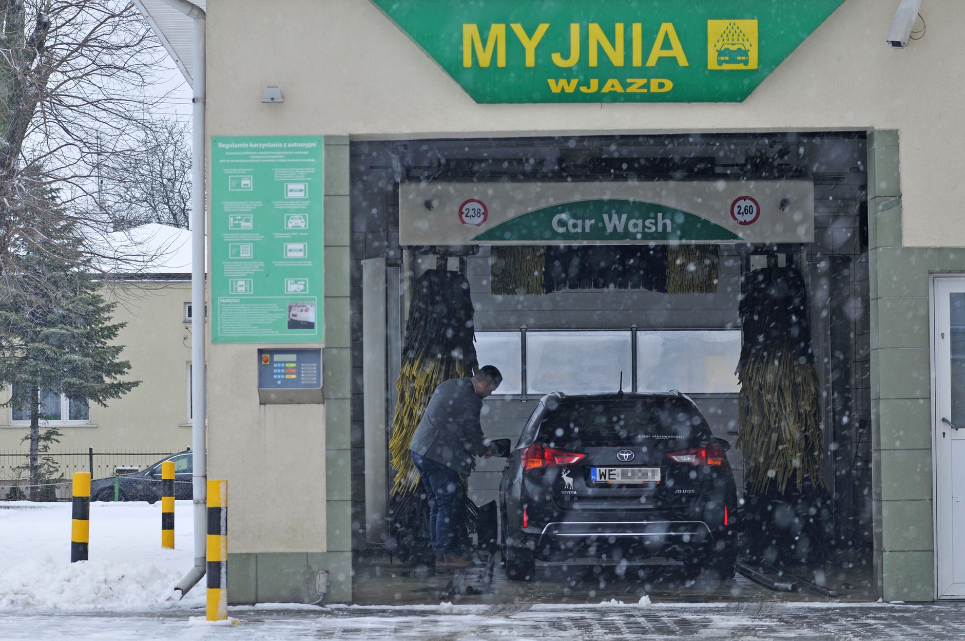 Mycie samochodu w myjni automatycznej