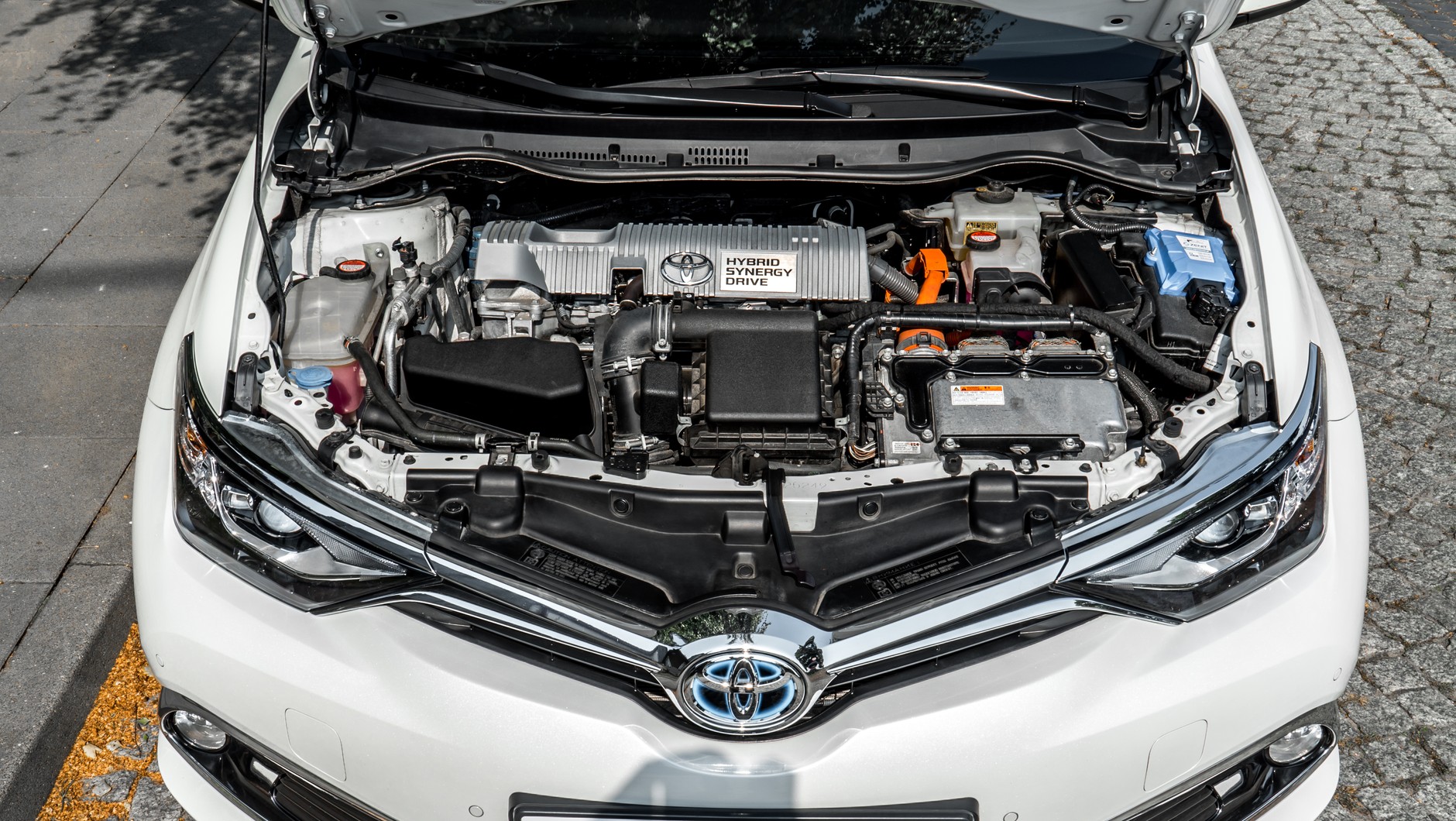 Silnik hybrydowej Toyoty Auris z instalacją LPG. Po lewej strony komory silnika widać sterownik Zenit. Wtryskiwaczy LPG nie widać – są schowane pod ozdobną pokrywą silnika