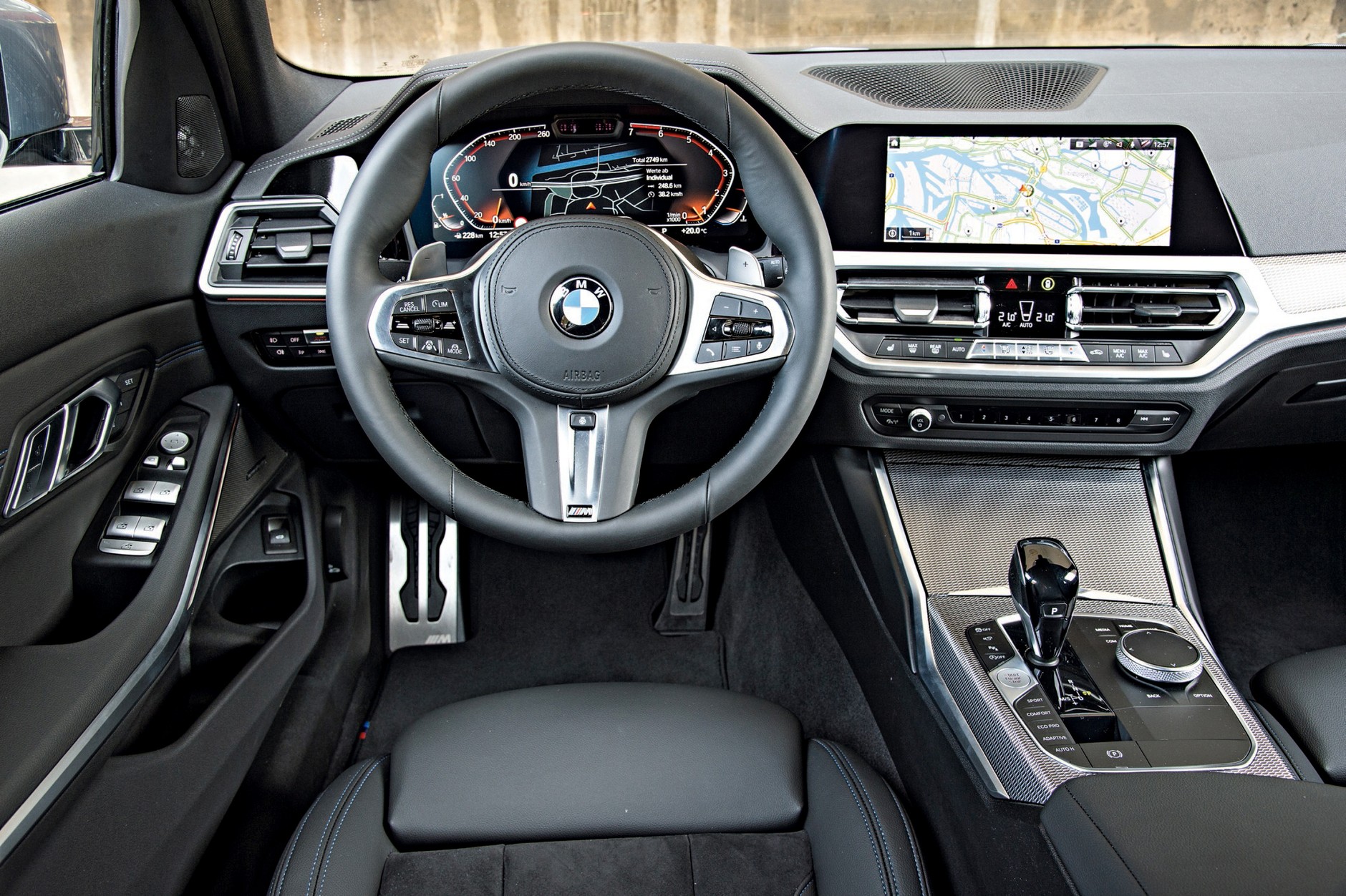 Porównanie: BMW 330i kontra Mercedes C 300