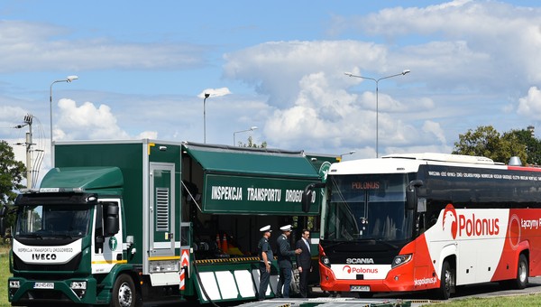 Premier sprawdza autokary: widać dobre chęci, ale i brak doświadczenia