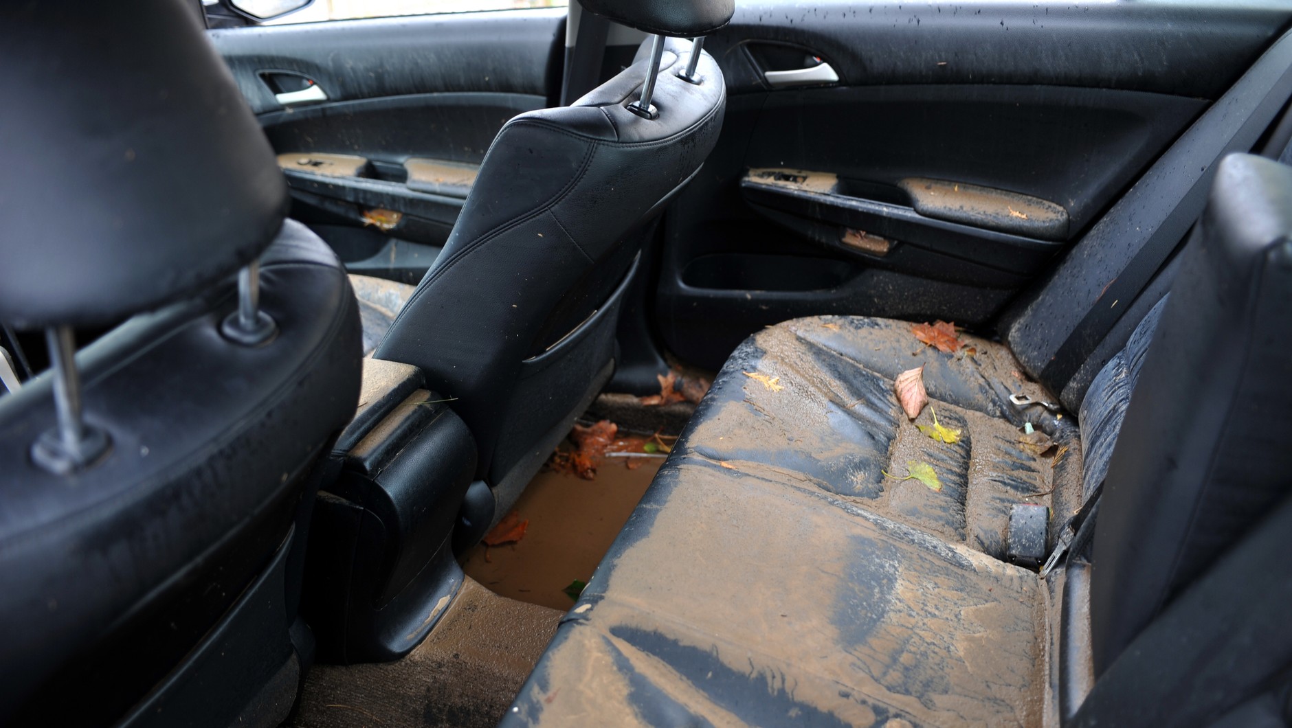 Auto po powodzi: tapicerkę da się osuszyć, ale mechanika i elektronika mogą być nie do odratowania. 