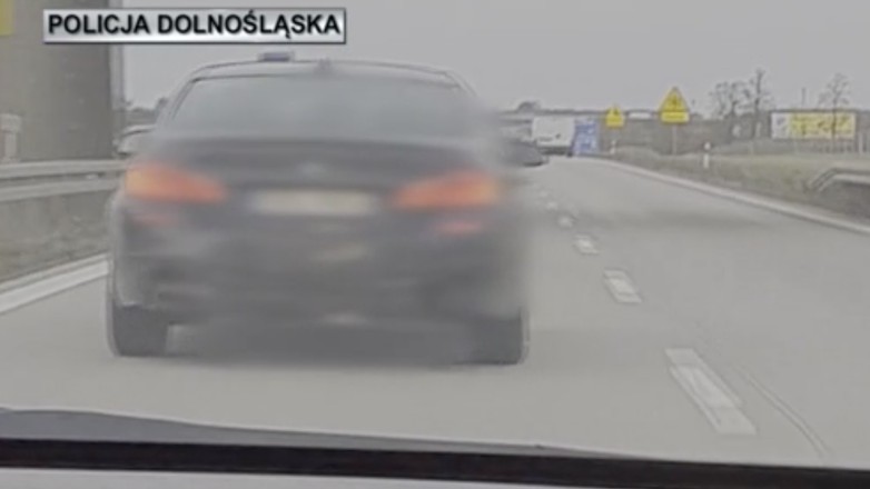 Pościg za BMW z niebieskim „kogutem”