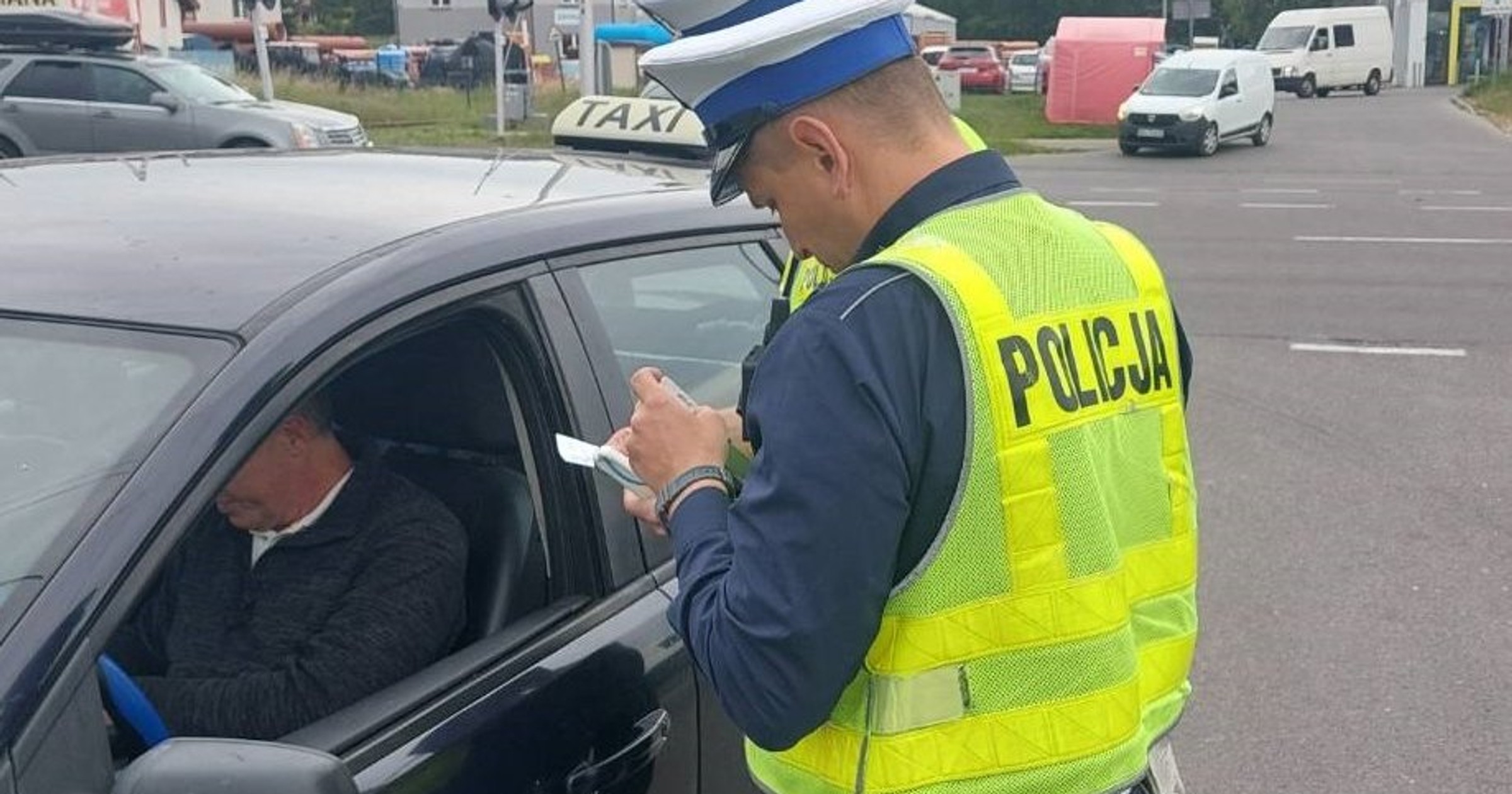 Obraz pochodzący z serwisu https://podkarpacka.policja.gov.pl/rze/aktualnosci/127423,Policjanci-kontrolowali-przewozy-osob-na-aplikacje-w-Rzeszowie.html