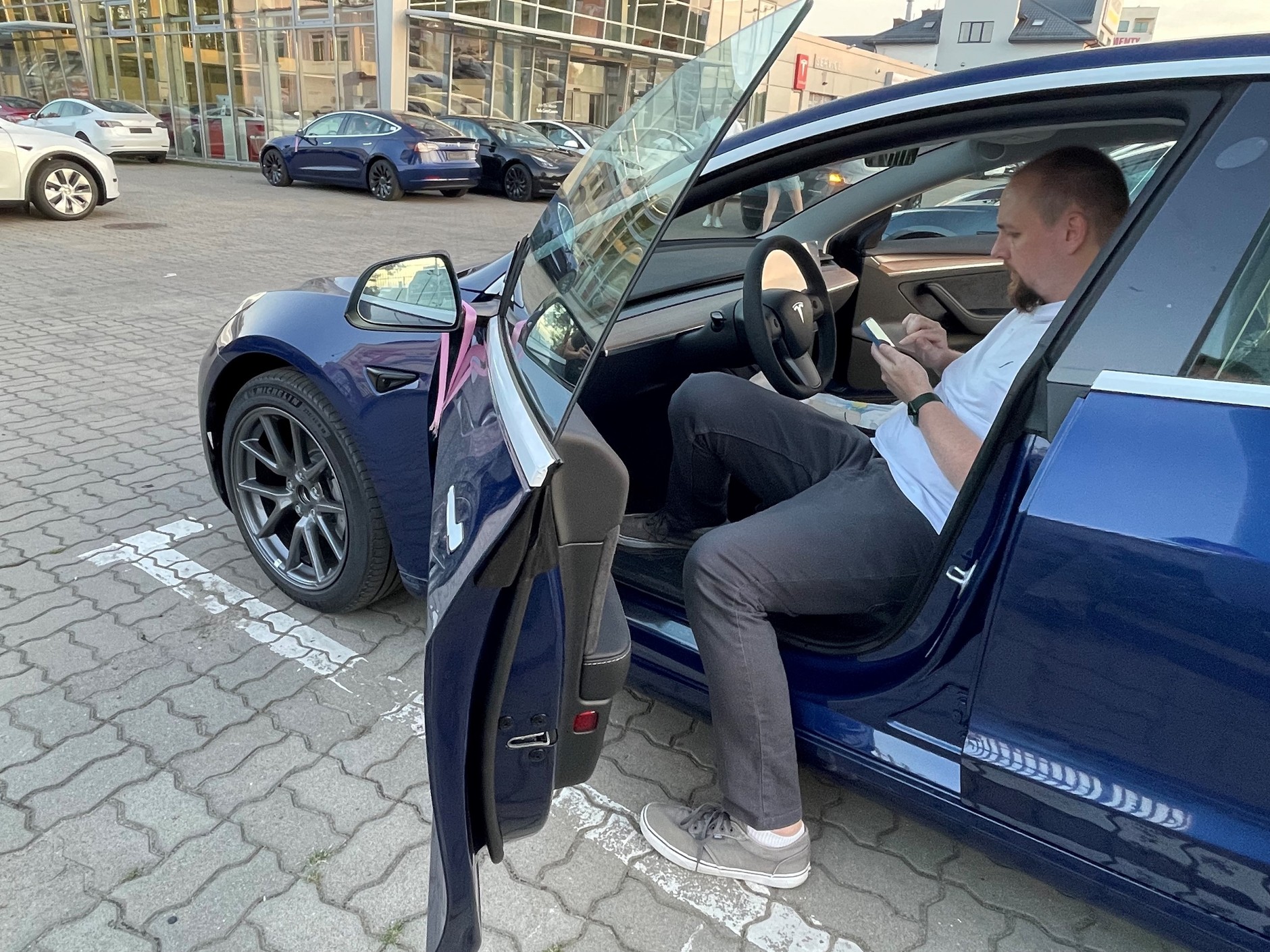 Pan Piotr odhacza punkty na liście kontrolnej w aplikacji