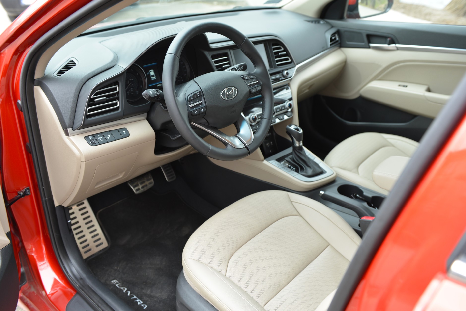 Hyundai Elantra 1.6 6AT