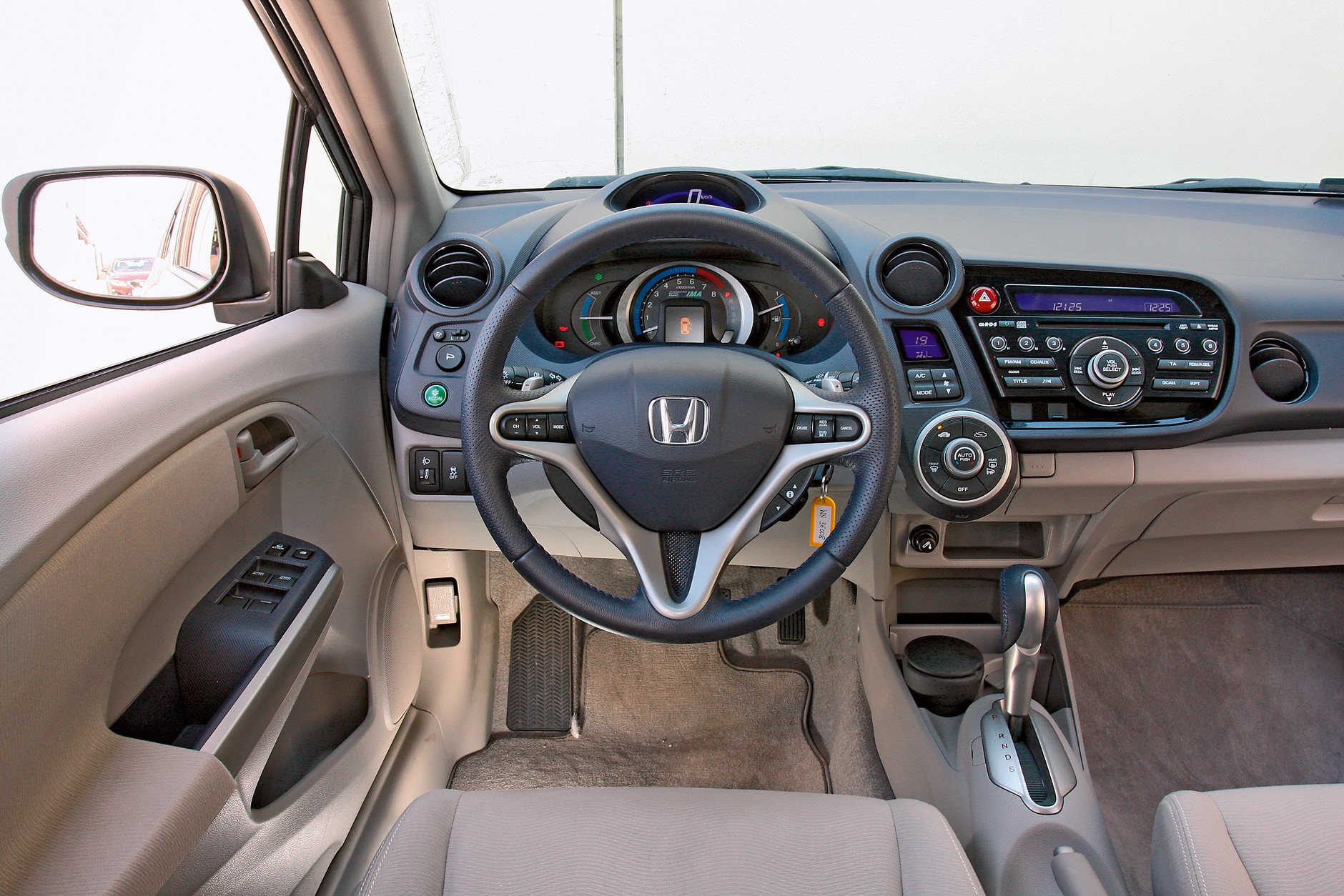 Honda znana jest z oryginalnych wnętrz wielu modeli. Środek Insighta też&nbsp;nie jest nudny. 