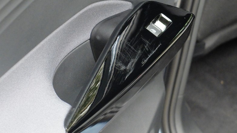 Czarne elementy wykończenia w rodzaju „piano black” rysują się niemal „od patrzenia”