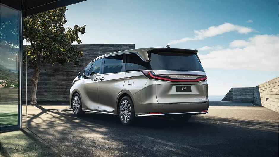 Lexus LM 350h. Ekskluzywny van z Azji debiutuje w Europie