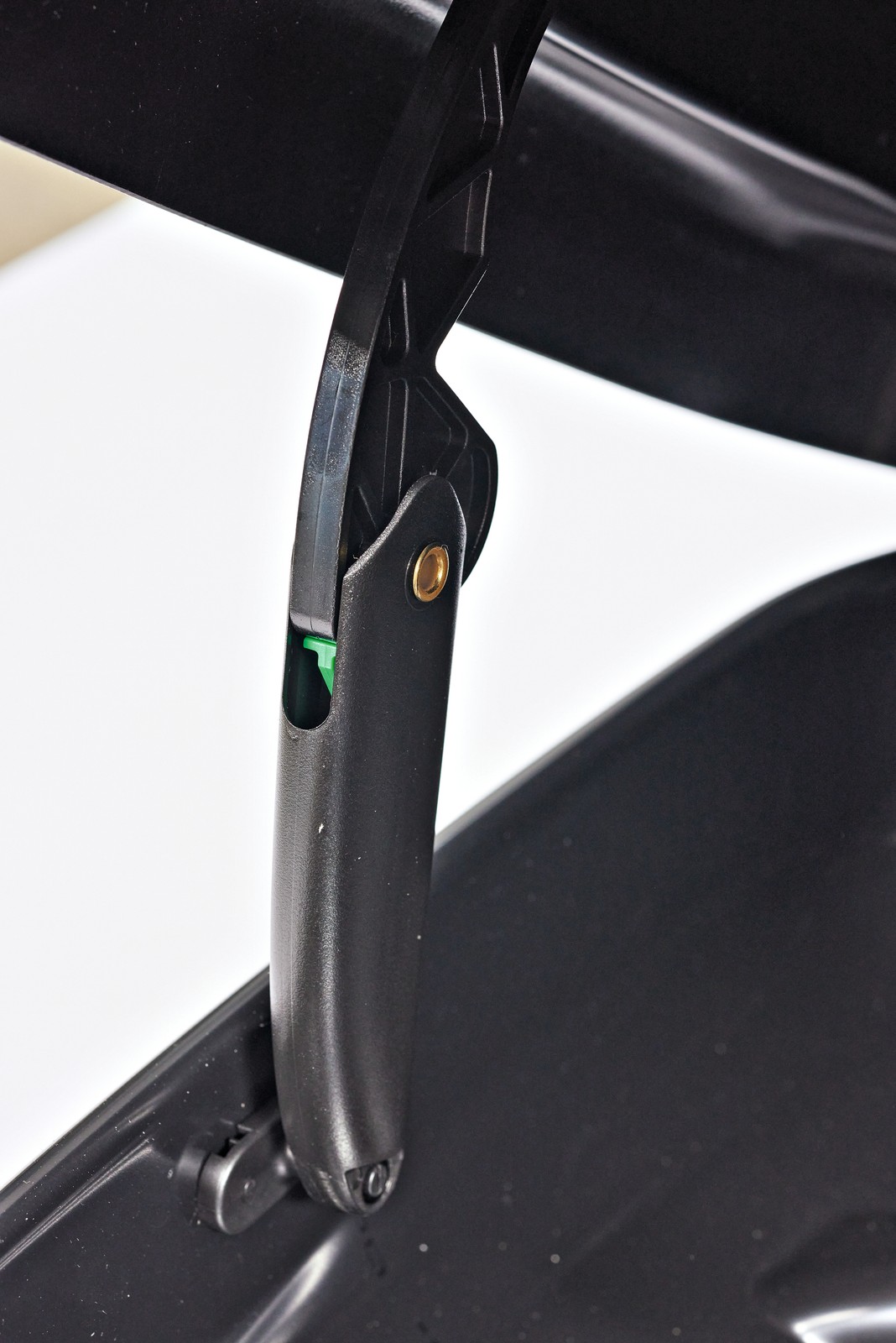 Jakość wykonania widać w przypadku tego boksu także w do-pracowanych detalach i starannie zrobionych mechanizmach. Wrażenia z jazdy z zamontowanym na dachu auta boksem tej marki są również przekonywające.