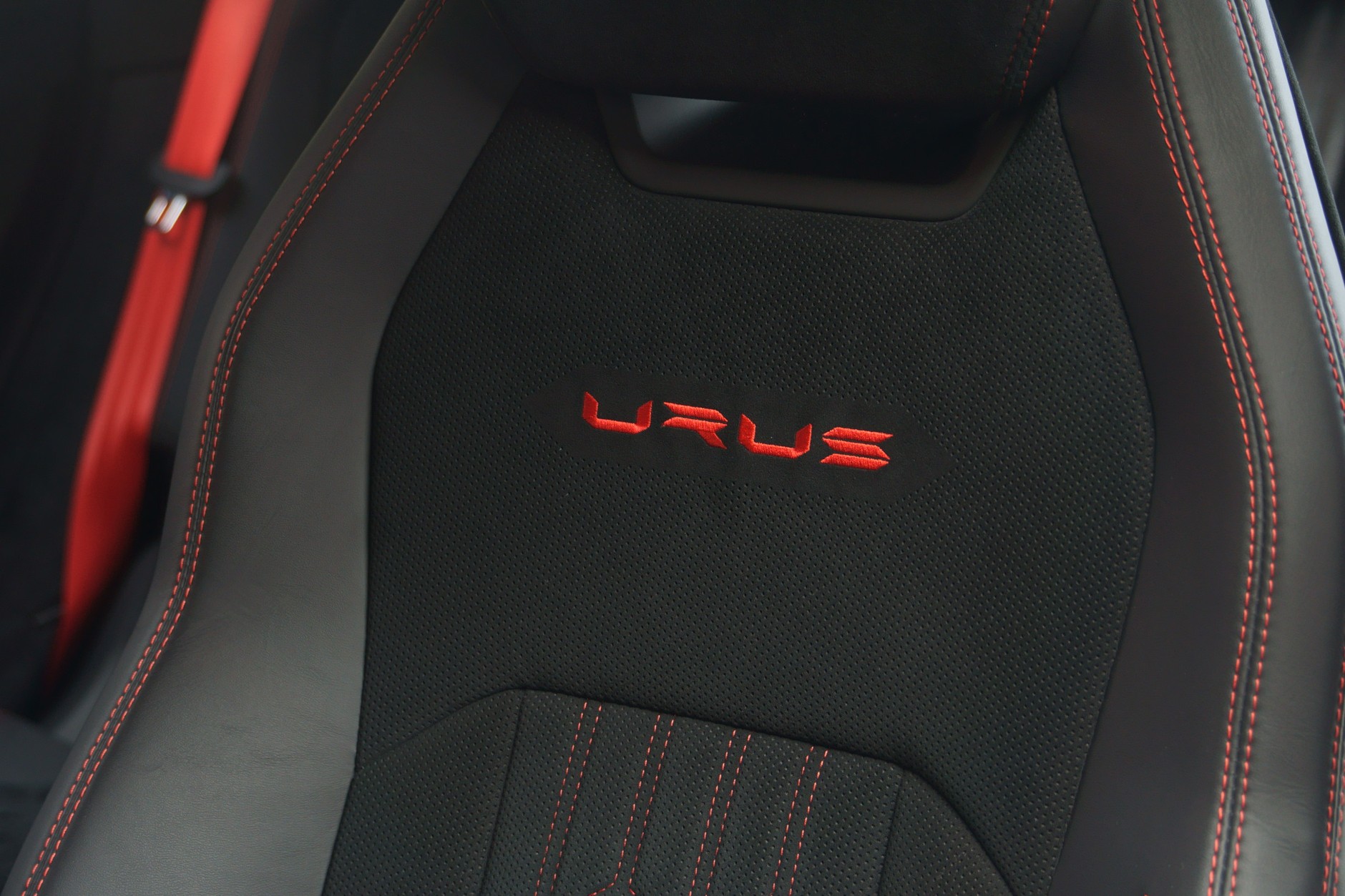 Lamborghini Urus Performante. 666-konny potwór na szczudłach